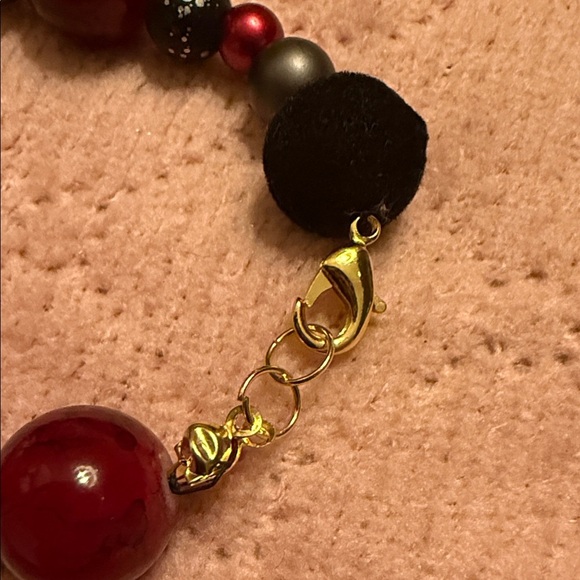 Elegant Beaded Bracelet with Gold Accents - Picture 2 of 9